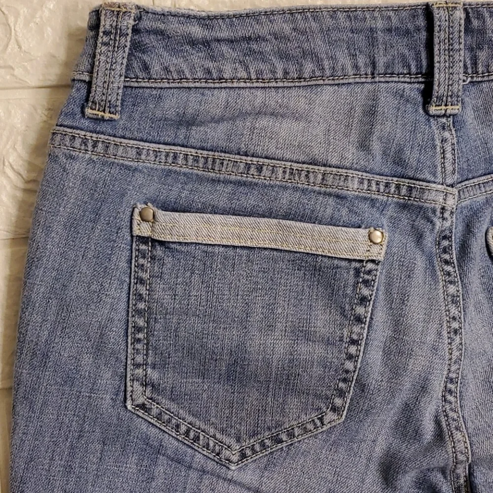 Chicos Platinum Denim Blue Jean Capris NWOT - Picture 6 of 15